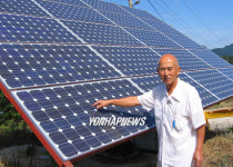 태양전지판 앞에 선 전기할아버지