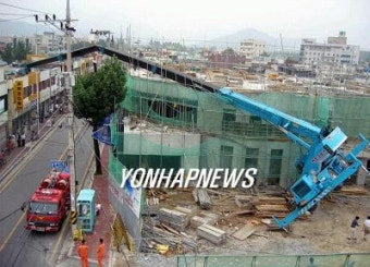 공사장 대형크레인 넘어져