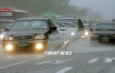 물바다로 변한 세종로 사거리