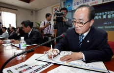 서명하는 심대평 충남지사