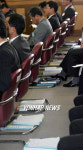 바닥에 놓여진 국감 답변 자료들