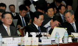 자료 살펴보는 중앙지검.남부지검장