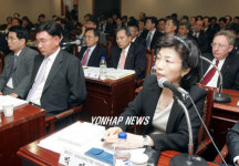 답변하는 정무위 증인들