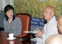 스님 말씀 경청하는 박근혜대표