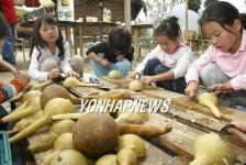 <카메라뉴스> 조롱박 만드는 동심