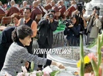 <박대표 동화사서 `선덕화 법명 받아>