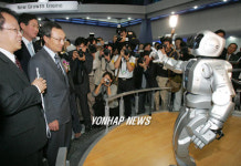 이총리, 지능형 로봇 휴보와 인사