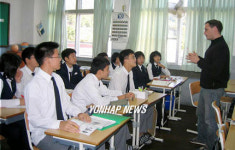 원어민 교사한테 영어 배우는 중학생들.