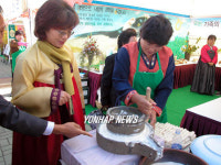 옛날은 콩을 맷돌로 갈았어요