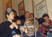 연주 후 취재에 응하는 임동민