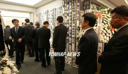 이회창 전 총재 모친상 줄잇는 조문객