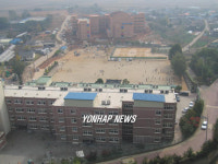 담 양편에 두개 초등학교?
