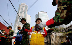 고층 아파트 앞 사랑의 연탈 배달
