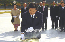 5.18 추모탑서 분향하는 정 통일