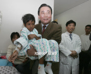 고 건 전 총리가 30일 오후 청주시의 청주현대병원을 방문, 팬클럽인