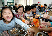 초등학교 깍두기 배식