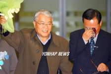 로버트 김 꿈같은 귀국에 울먹이는 백동일 전 대령