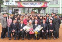 모교  교사들과 기념쵤영하는 로버트김
