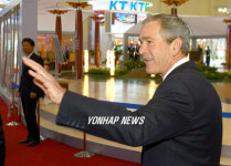 도우미들에게 인사하는 조지 부시 미 대통령