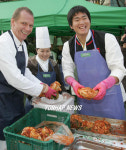 최희섭, 복지관에서 김치 담그기