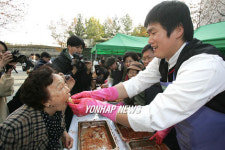쿨가이 최희섭, 복지관에서 김치 담그기