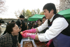 쿨가이 최희섭, 복지관에서 김치 담그기