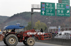 고속도로 막은 농기계