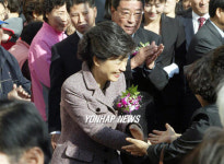 성남 방문한 박근혜 대표