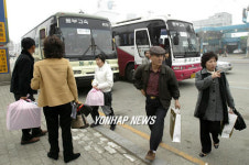 도로변이 춘천고속버스 승차장