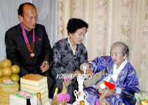 100세 생일상 받는 北 박금옥 할머니