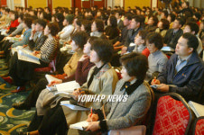 예비 수험생 엄마들 명문대 입시전략 특강 참석