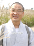 미소 짓는 스님 성전 스님