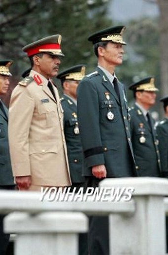 사우디 아라비아 참모총장, 이란 테헤란 방문 속 협력 모색 회담 지속되어