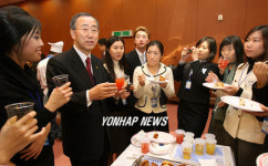 (주)에이앤피통상 | 반기문 외교통상부 장관 APEC 자원봉사자 격려
