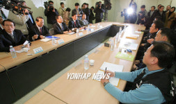 냉랭한 분위기 속 재개된 대한항공 파업교섭