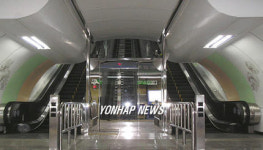 지하철역 경사형 엘리베이터