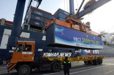 부산항 허치슨터미널 `컨 200만개 달성