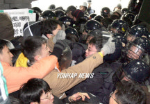 고 전용철씨 추모집회 참가자들 경찰과 몸싸움