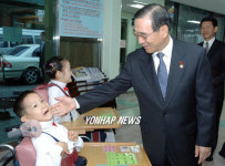 윤광웅 국방장관, 요양시설 방문