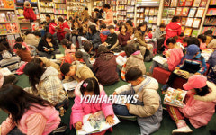 방학맞은 어린이들 서점서 독서삼매경