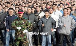 군가 반동 배우는 예비훈련병들