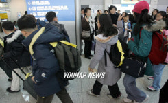 출국하는 초등학교 유학생들