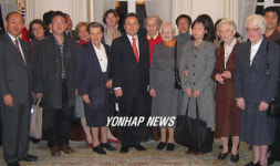 논문교정으로  공로패 받은  베르나데트 마르텡-드캉 수녀