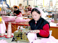 직물생산하는 북한 노동자들