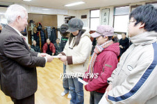 폐지 모아 장학금 전달하는 실버천사들