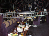 추락한 나이트클럽 조명