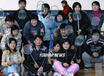 장애우들에게 배드민턴 가르치는 김현주씨