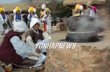 <카메라뉴스>낙안읍성 마을 설떡 만들기 한창