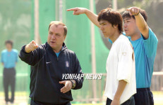 김동진 지도하는 아드보카트감독