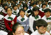 교가부르는 초등학교 졸업생들